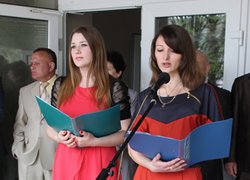 Студентки 5-го курсу Вікторія Заводяна та Катерина Кучеренко сказали багато теплих слів професорсько-викладацькому складу факуль